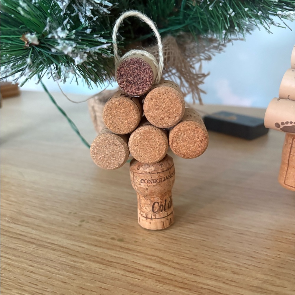 Wine cork ornament christmas tree